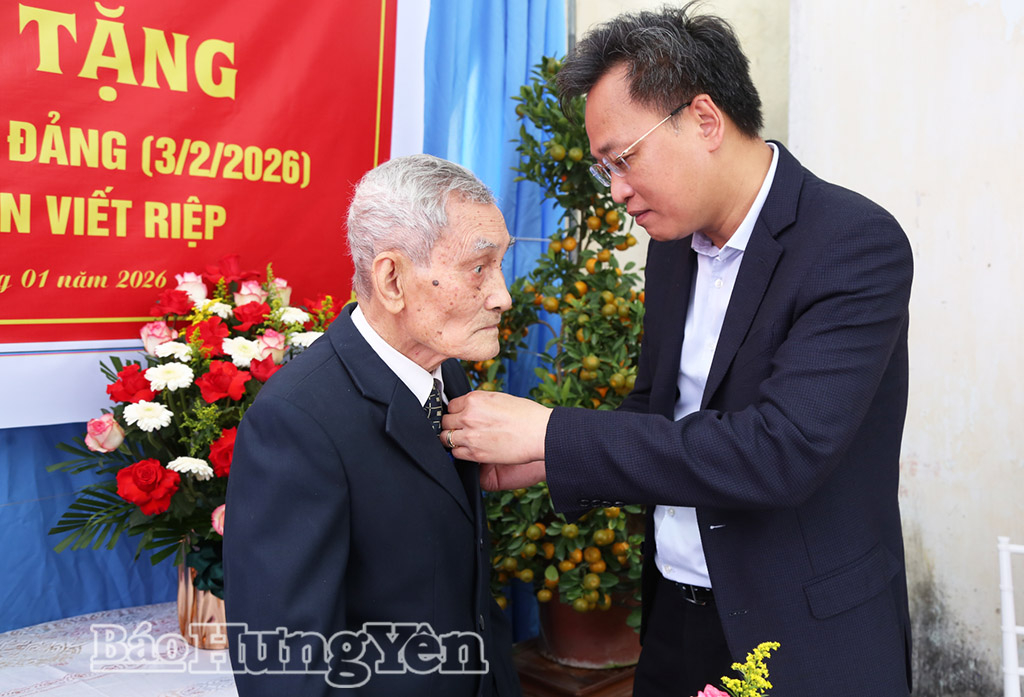 Đồng chí Bí thư Tỉnh ủy Nguyễn Hữu Nghĩa trao Huy hiệu Đảng và tặng quà Tết cho người có công, người nghèo