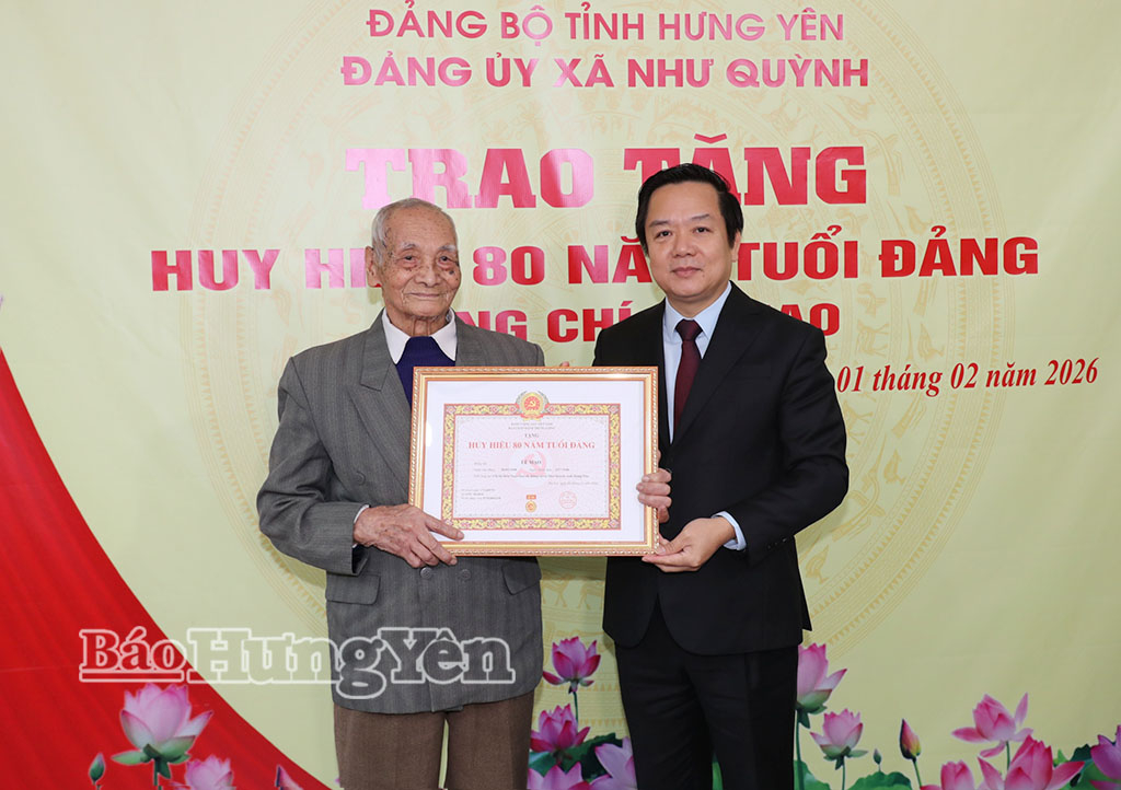 Đồng chí Chủ tịch UBND tỉnh Phạm Quang Ngọc trao Huy hiệu Đảng tặng các đảng viên