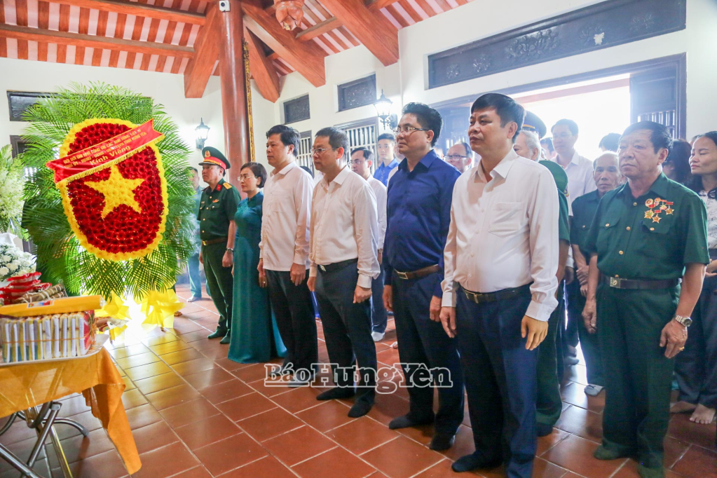 Đoàn công tác của tỉnh Hưng Yên dâng hương tưởng niệm các thanh niên xung phong hy sinh tại bến phà II Long Đại