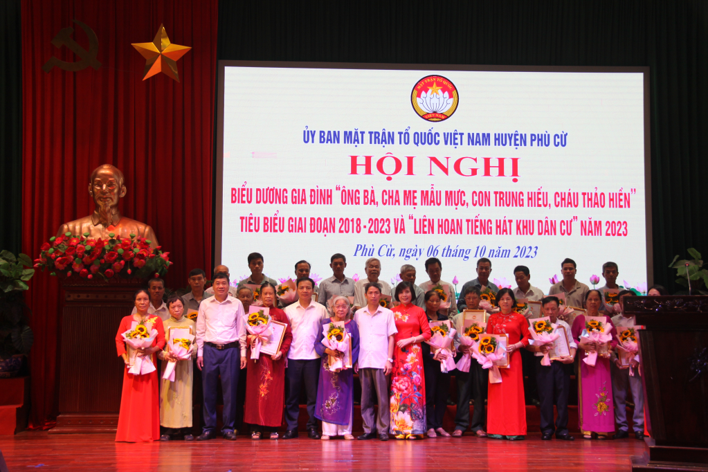 Phù Cừ: Biểu dương gia đình “Ông bà, cha mẹ mẫu mực, con trung hiếu, cháu thảo hiền”