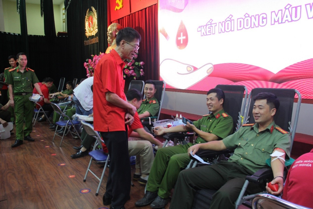 265 cán bộ, chiến sĩ công an tham gia hiến máu tình nguyện