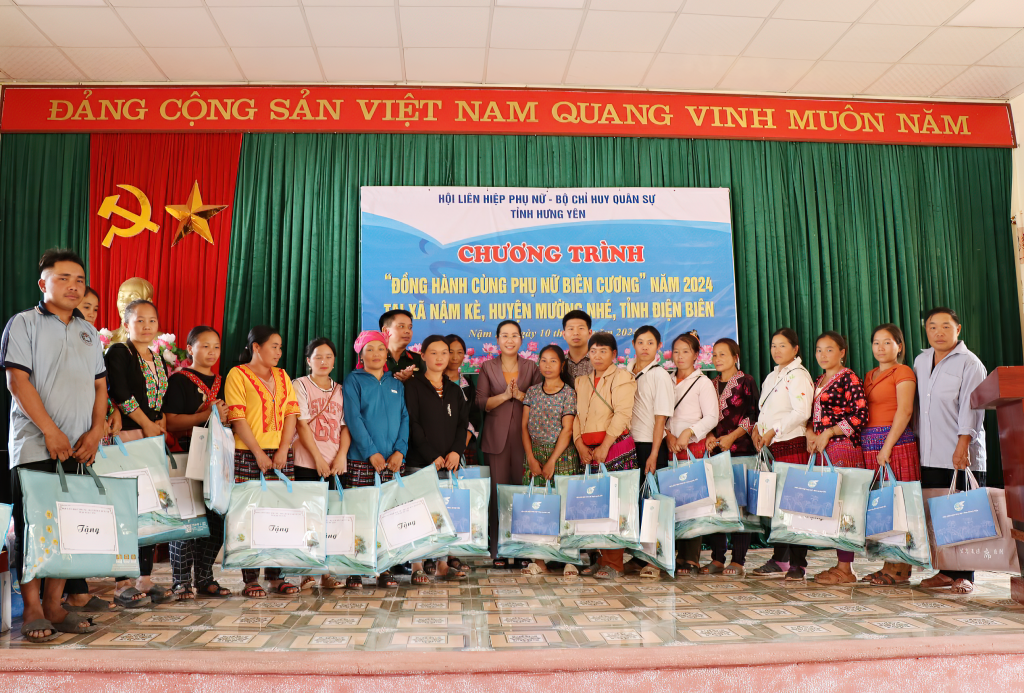 Đoàn công tác của Hội Liên hiệp Phụ nữ tỉnh: Thăm, tặng quà phụ nữ, trẻ em có hoàn cảnh khó khăn tại tỉnh Điện Biên