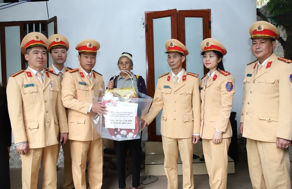 Tặng quà Tết gia đình có hoàn cảnh khó khăn