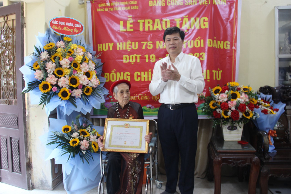 Đồng chí Trần Quốc Toản, Phó Bí thư Thường trực Tỉnh ủy, Chủ tịch HĐND tỉnh trao Huy hiệu 75 năm tuổi Đảng tại huyện Khoái Châu