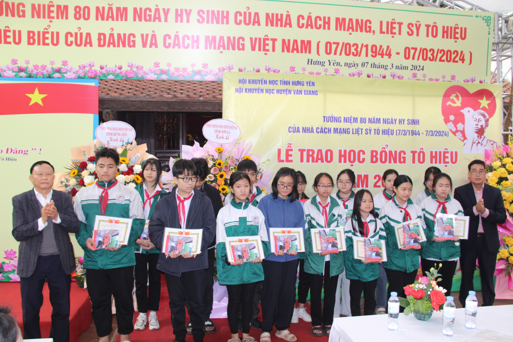 Trao học bổng Tô Hiệu