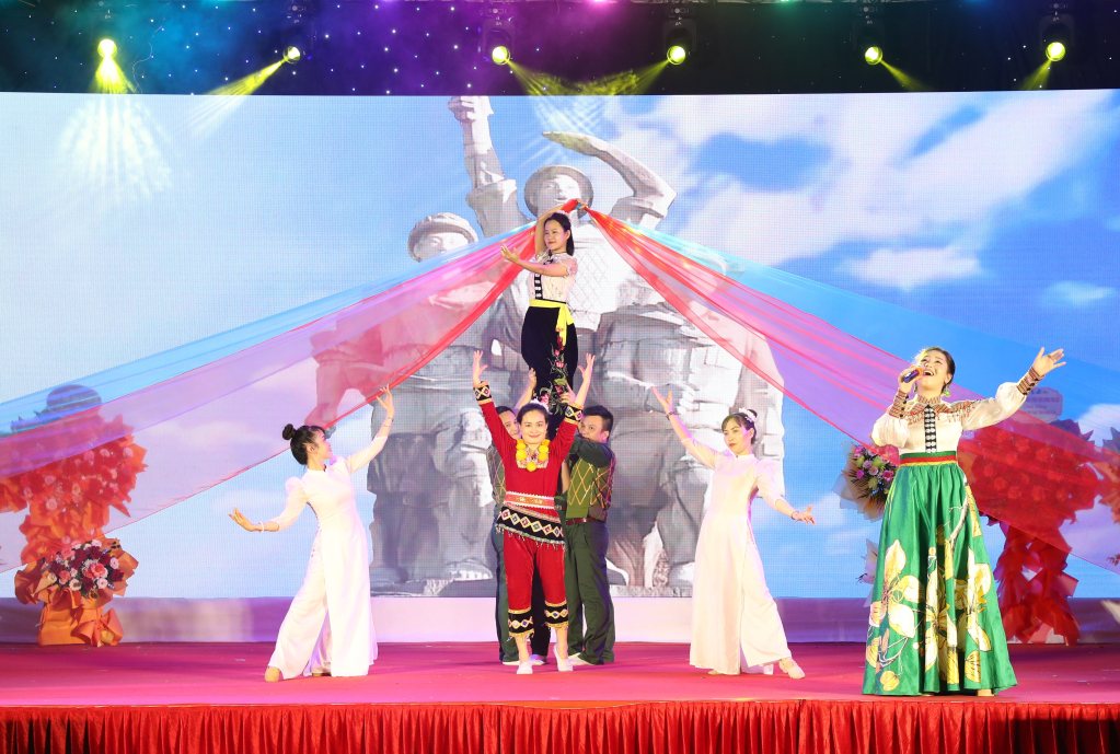 Chương trình ca múa nhạc chào mừng 49 năm ngày Giải phóng miền Nam, thống nhất đất nước (30/4/1975 - 30/4/2024) và 70 năm Chiến thắng Điện Biên Phủ (7/5/1954 – 7/5/2024)