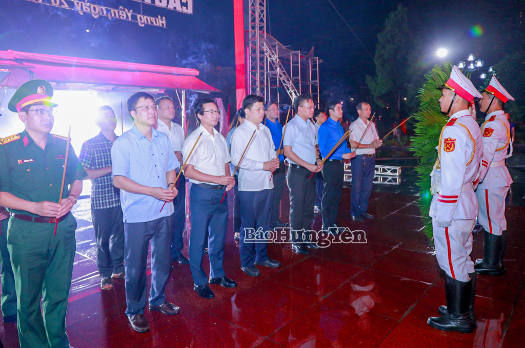 Các đồng chí lãnh đạo tỉnh dự lễ  thắp nến tri ân các anh hùng liệt sĩ 