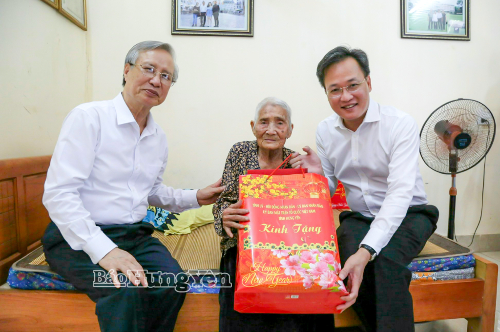 Nguyên Thường trực Ban Bí thư Trần Quốc Vượng và Bí thư Tỉnh ủy Nguyễn Hữu Nghĩa thăm, tặng quà người có công và hộ nghèo ở xã Tiền Hải