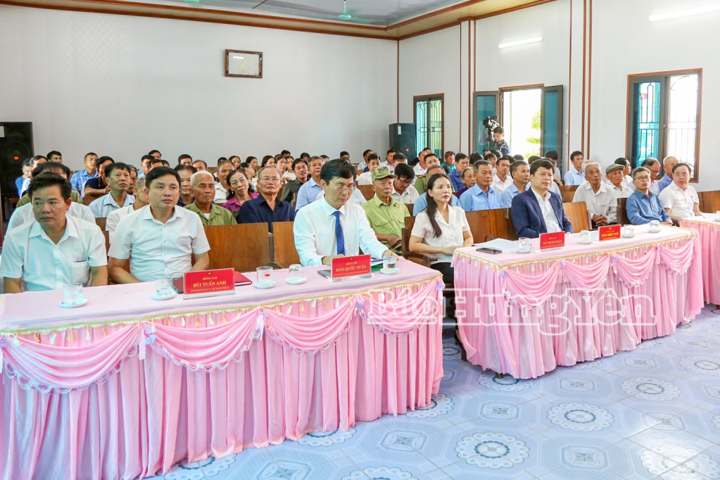 Đồng chí Trần Quốc Toản, Phó Bí thư Thường trực Tỉnh ủy trao tặng Huy hiệu Đảng đợt 2/9