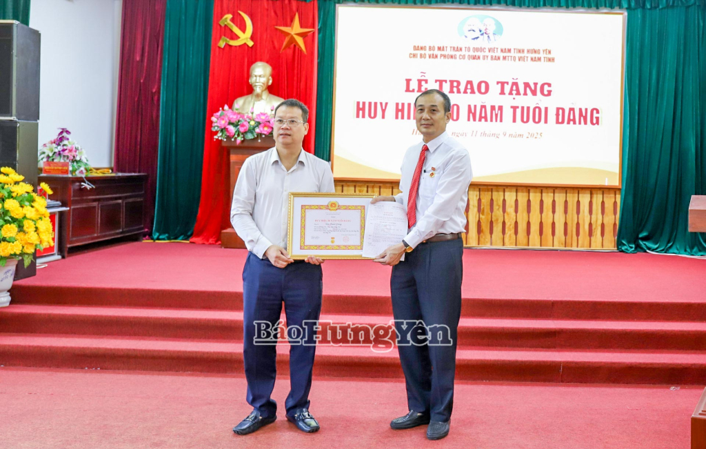 Đồng chí Phó Bí thư Tỉnh ủy, Chủ tịch Ủy ban MTTQ Việt Nam tỉnh Nguyễn Mạnh Hùng trao huy hiệu 30 năm tuổi Đảng