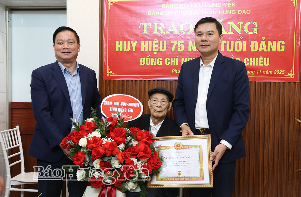 Đồng chí Chủ tịch UBND tỉnh Nguyễn Khắc Thận trao Huy hiệu 75 năm tuổi Đảng tại phường Trần Hưng Đạo