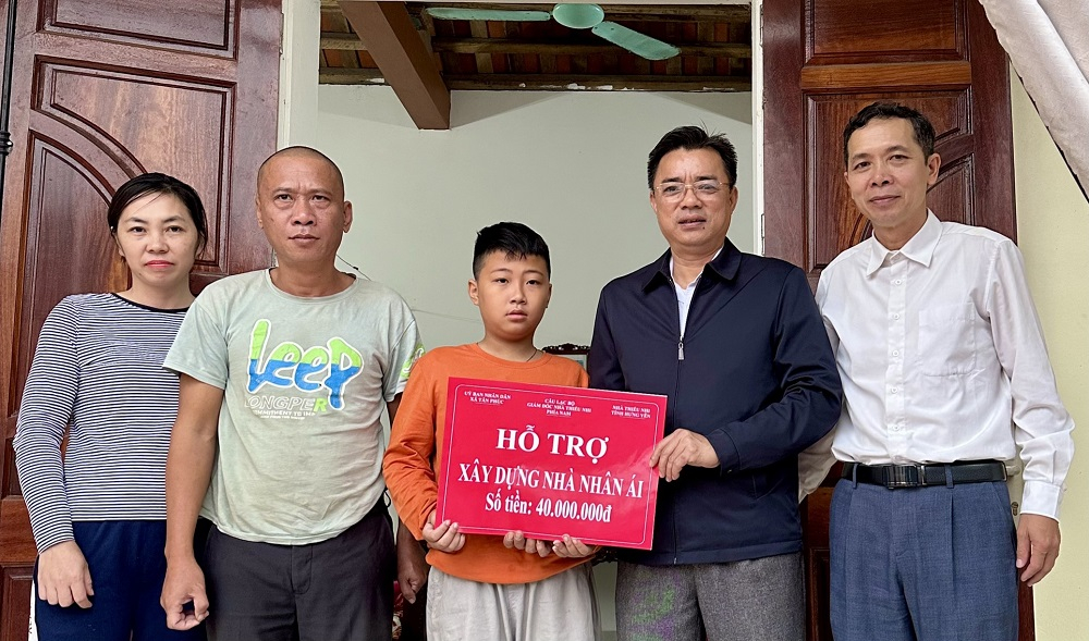 Bàn giao “Nhà nhân ái” tại Ân Thi