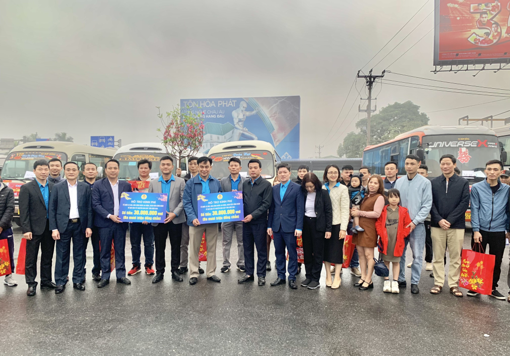 Tặng quà công nhân lao động về quê đón Tết