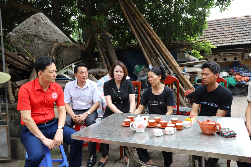 Đồng chí Trưởng ban Dân vận Tỉnh ủy, Chủ tịch Ủy ban MTTQ Việt Nam tỉnh thăm hỏi, động viên các gia đình có người thân tử vong trong vụ cháy nhà tại thành phố Hà Nội