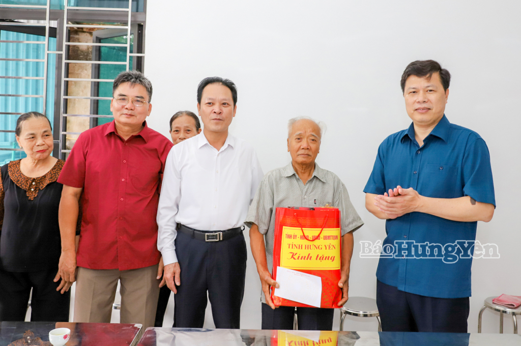 Đồng chí Phó Bí thư Thường trực Tỉnh ủy Trần Quốc Toản thăm, tặng quà thương binh tại xã Hoàng Hoa Thám