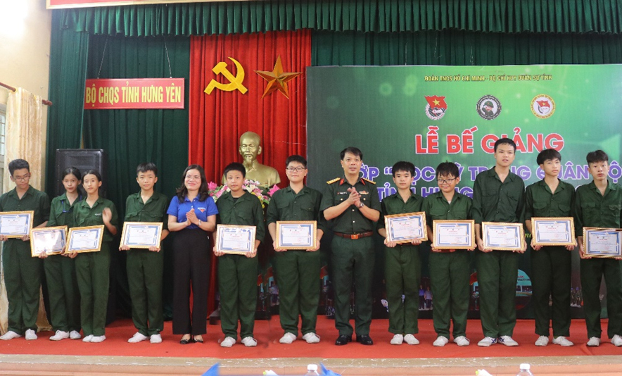 Bế giảng lớp “Học kỳ trong quân đội” năm 2023