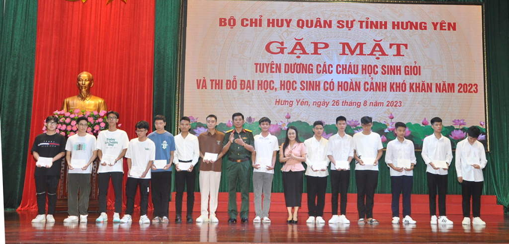 Bộ Chỉ huy Quân sự tỉnh: Tuyên dương học sinh giỏi và thi đỗ đại học, học sinh có hoàn cảnh khó khăn