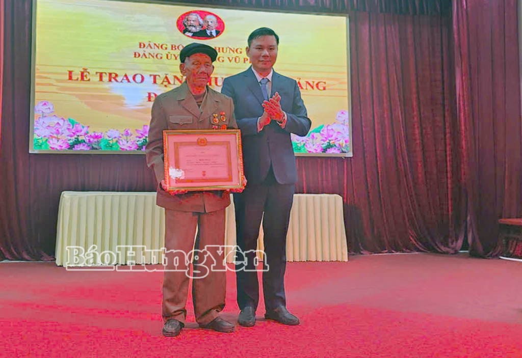 Trao Huy hiệu Đảng tại các xã, phường trong tỉnh