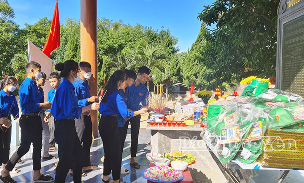 Máu đào viết bản hùng ca