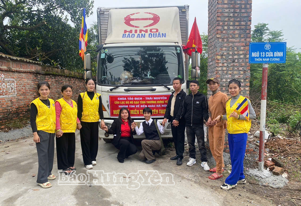 Câu lạc bộ Hũ gạo tình thương xã Lạc Đạo tặng 400 suất quà hỗ trợ đồng bào vùng lũ Quảng Trị