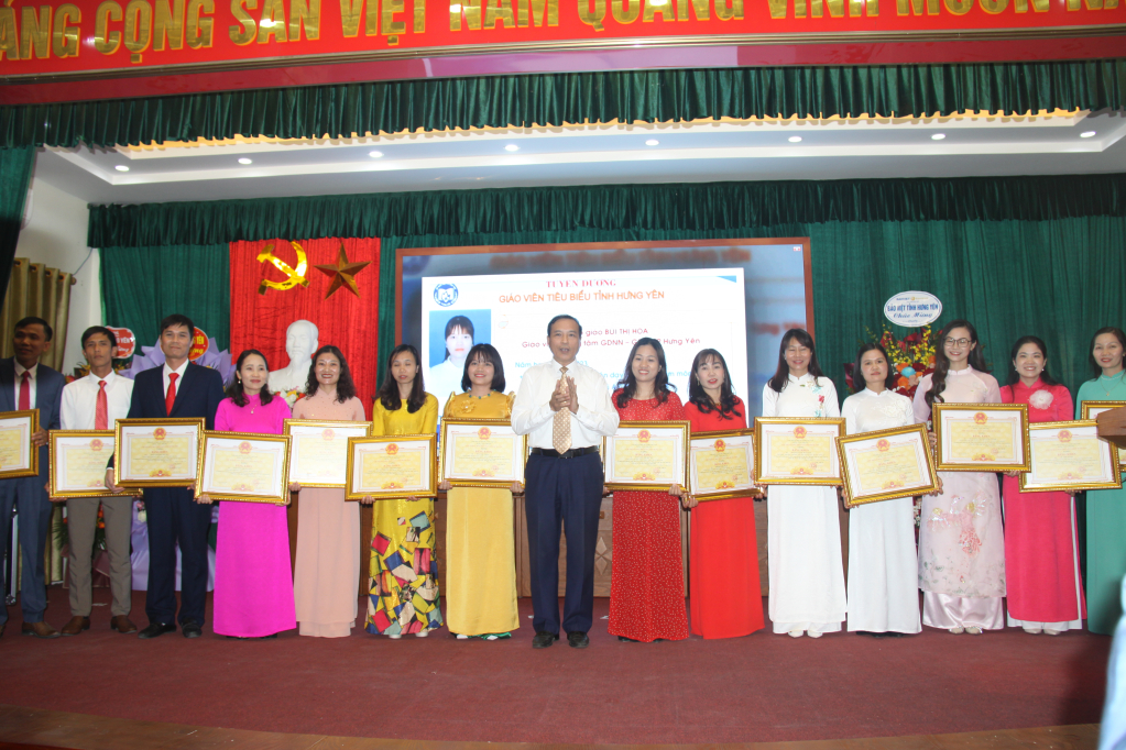 Tuyên dương 59 nhà giáo, cán bộ quản lý giáo dục tiêu biểu