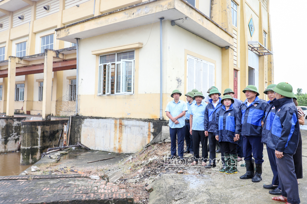 Đồng chí Trần Quốc Văn, Phó Bí thư Tỉnh ủy, Chủ tịch HĐND tỉnh kiểm tra, chỉ đạo công tác phòng, chống bão số 3