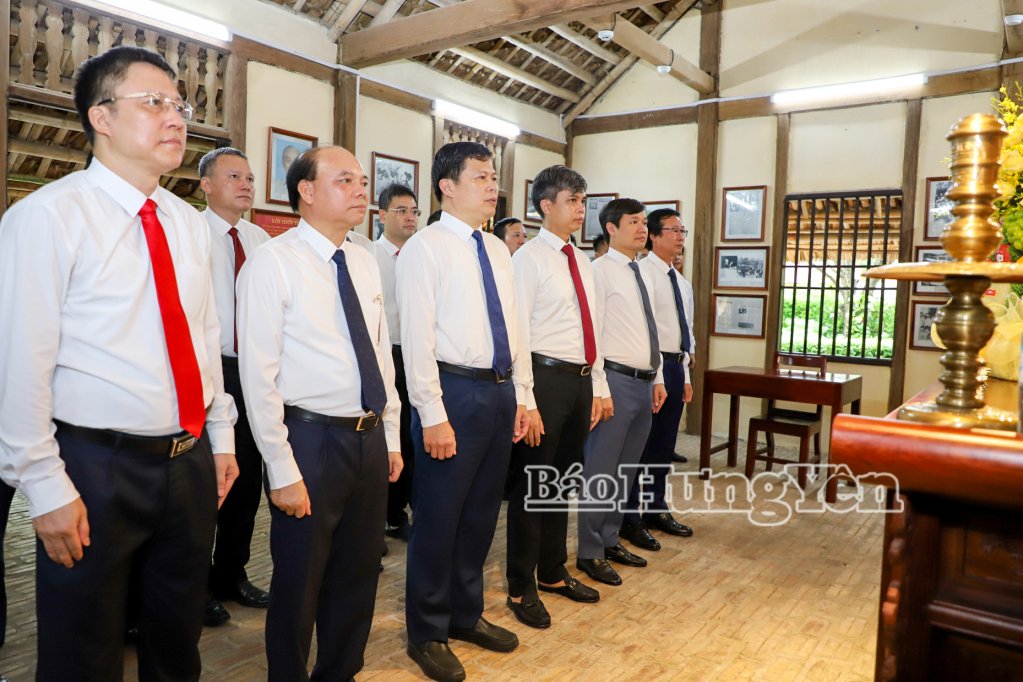 Dâng hương, dâng hoa Chủ tịch Hồ Chí Minh, Tổng Bí thư Nguyễn Văn Linh và các Anh hùng liệt sĩ