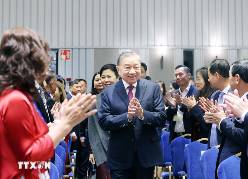 Tổng Bí thư Tô Lâm gặp gỡ cán bộ ĐSQ Việt Nam và cộng đồng người Việt tại Bắc Âu