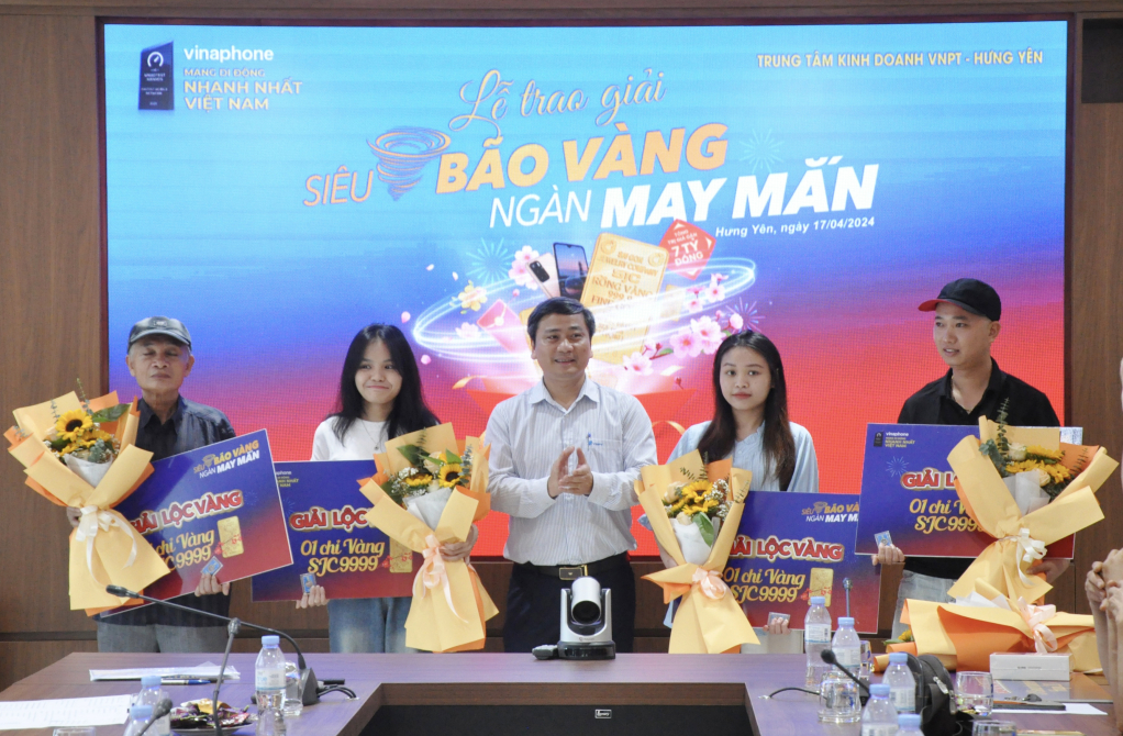 Trao giải Chương trình khuyến mại “Siêu bão vàng – Ngàn may mắn”