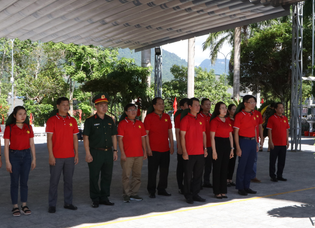 Đoàn đại biểu lãnh đạo thị xã Mỹ Hào dâng hương tưởng niệm các anh hùng, liệt sĩ tại Nghĩa trang liệt sĩ quốc gia Vị Xuyên