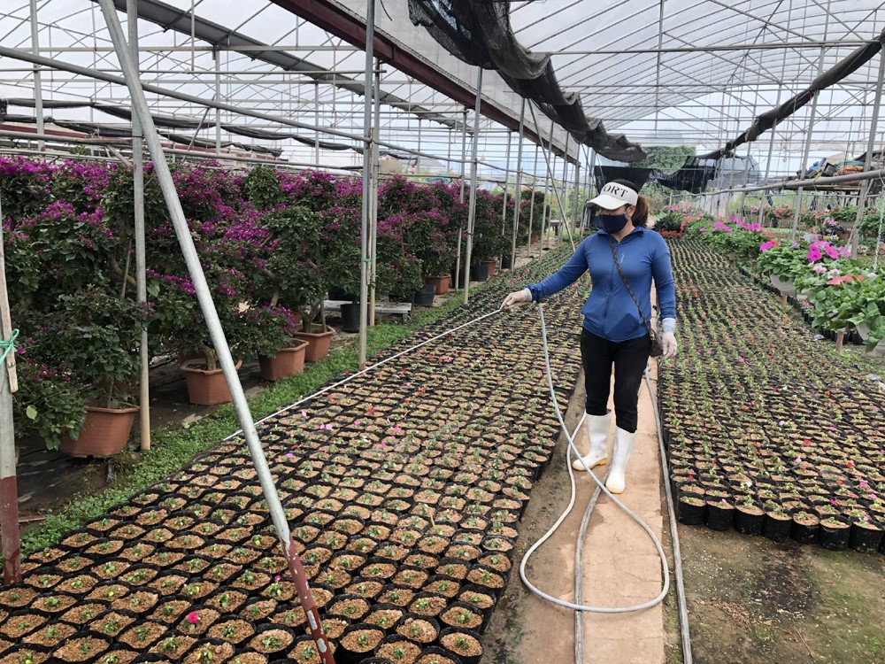 Người lao động chống chọi với nắng nóng