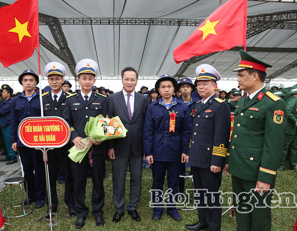 Đồng chí Thứ trưởng Bộ Quốc phòng Nguyễn Quang Ngọc và Bí thư Tỉnh ủy Nguyễn Hữu Nghĩa dự lễ giao, nhận quân tại điểm số 07: Ban Chỉ huy Phòng thủ khu vực 3 - Trà Lý