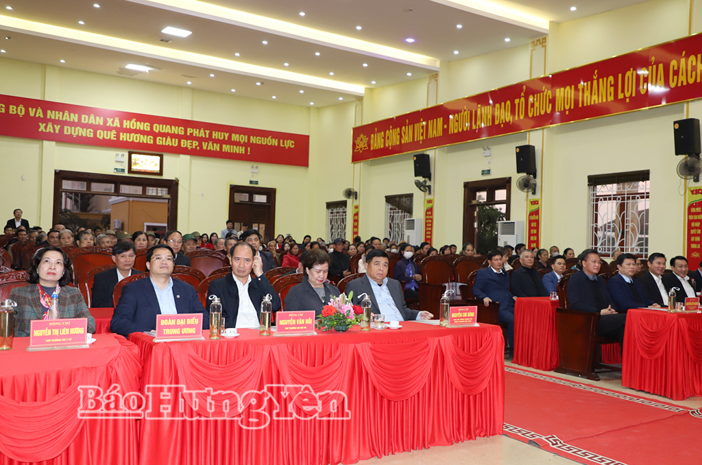 Phó Thủ tướng Chính phủ Nguyễn Chí Dũng trao tặng quà tại 2 xã Ân Thi và Hồng Quang