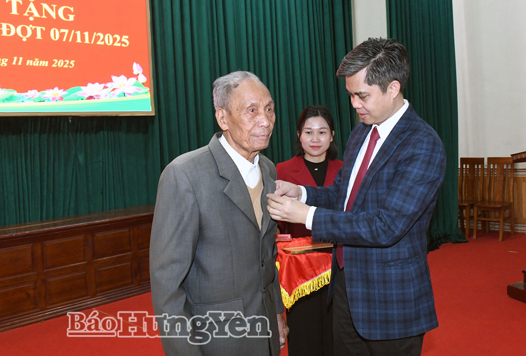 Trao Huy hiệu Đảng tặng các đảng viên