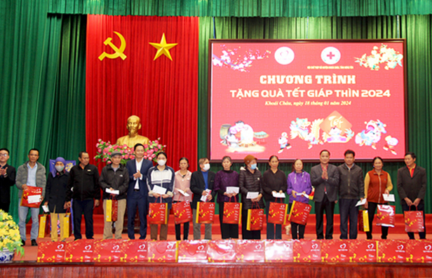 Trao 600 suất quà Tết tặng hộ nghèo, người có hoàn cảnh khó khăn