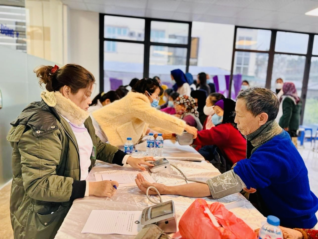 Những thầy thuốc khoác lên mình màu áo xanh tình nguyện