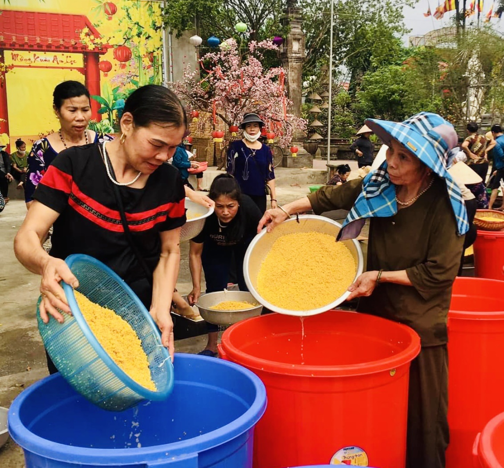 Cặp bánh chưng, bánh dày “khổng lồ” dâng cúng Quốc Mẫu Âu Cơ và các vua Hùng