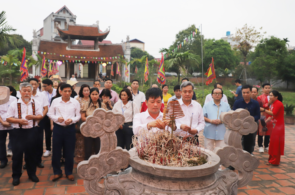 Dâng hương Đức Quốc Tổ Lạc Long Quân và Quốc Mẫu Âu Cơ