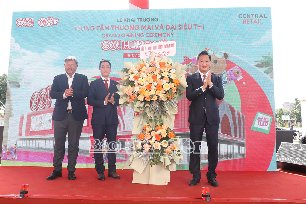 Đại sứ Thái Lan tại Việt Nam và đồng chí Bí thư Tỉnh ủy Nguyễn Hữu Nghĩa dự lễ khai trương siêu thị Go! Hưng Yên