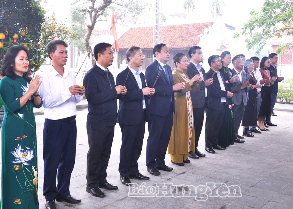 Đoàn công tác của tỉnh Nghệ An dâng hương, dâng hoa tại Nhà tưởng niệm bà Hoàng Thị Loan