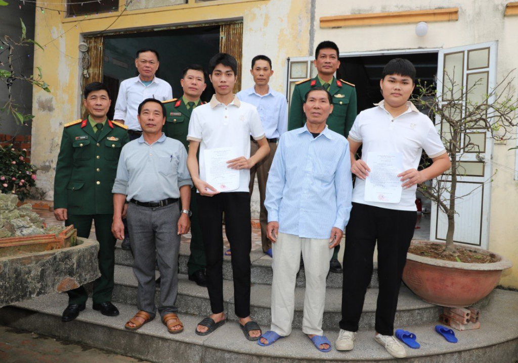 Hai anh em tình nguyện lên đường nhập ngũ