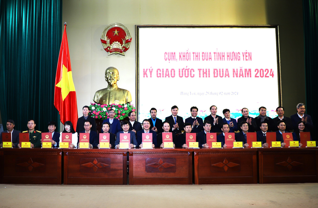 Triển khai công tác cải cách hành chính, phương án sắp xếp đơn vị hành chính và ký giao ước thi đua năm 2024