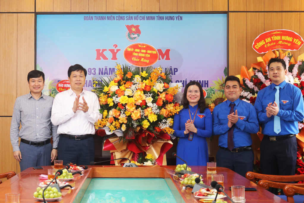 Đồng chí Phó Bí thư Thường trực Tỉnh ủy, Chủ tịch HĐND tỉnh Trần Quốc Toản chúc mừng Tỉnh đoàn nhân kỷ niệm 93 năm Ngày thành lập Đoàn TNCS Hồ Chí Minh
