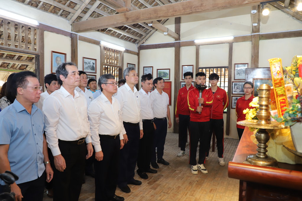 Lễ dâng hương, xin lửa tại Nhà lưu niệm Chủ tịch Hồ Chí Minh nhân dịp khai mạc Hội khỏe Phù Đổng tỉnh Hưng Yên lần thứ XI năm 2024