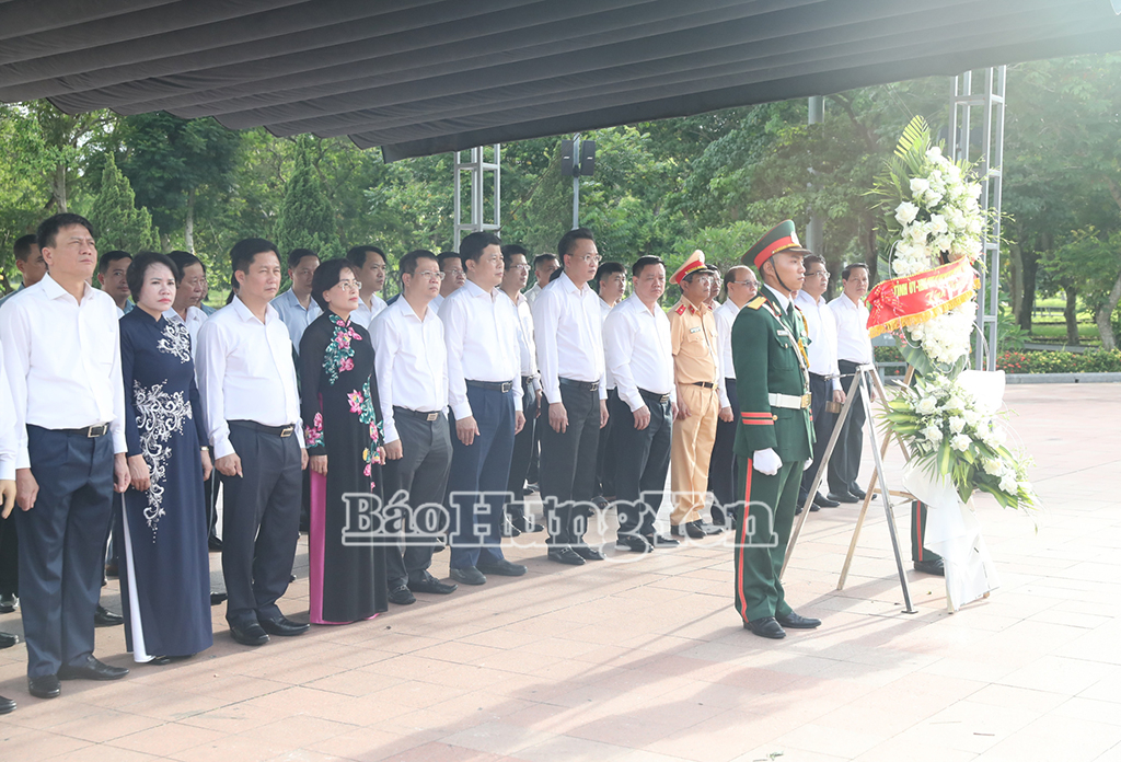 Đoàn cán bộ tỉnh Hưng Yên dâng hương, dâng hoa tưởng niệm các anh hùng liệt sĩ tại tỉnh Quảng Trị