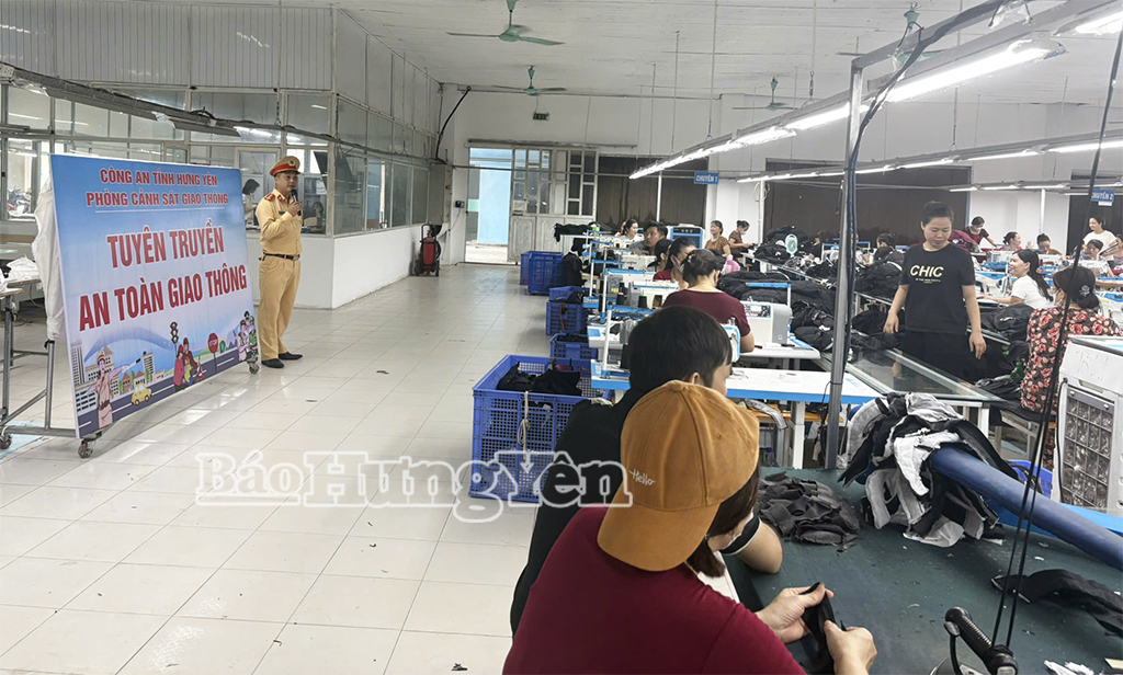 Tuyên truyền pháp luật về trật tự an toàn giao thông cho hơn 2.000 công nhân, người lao động