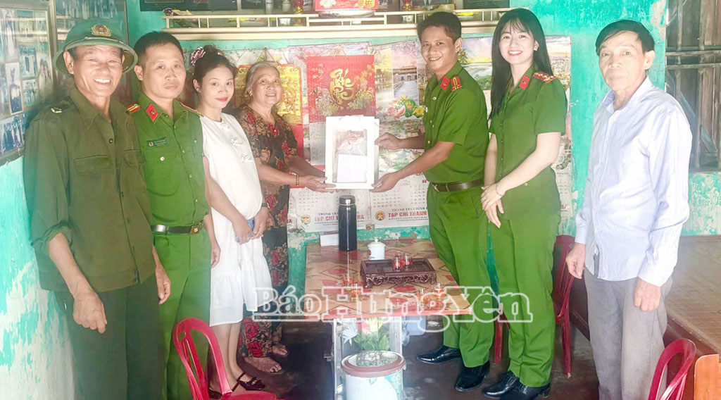 Công an xã Tiên Hưng: Trao quà cho phụ nữ khó khăn