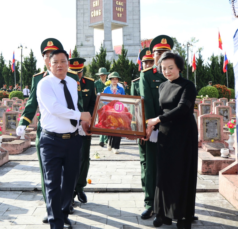 Đón 80 hài cốt liệt sĩ quân tình nguyện, chuyên gia Việt Nam hy sinh trên đất Lào trở về đất mẹ