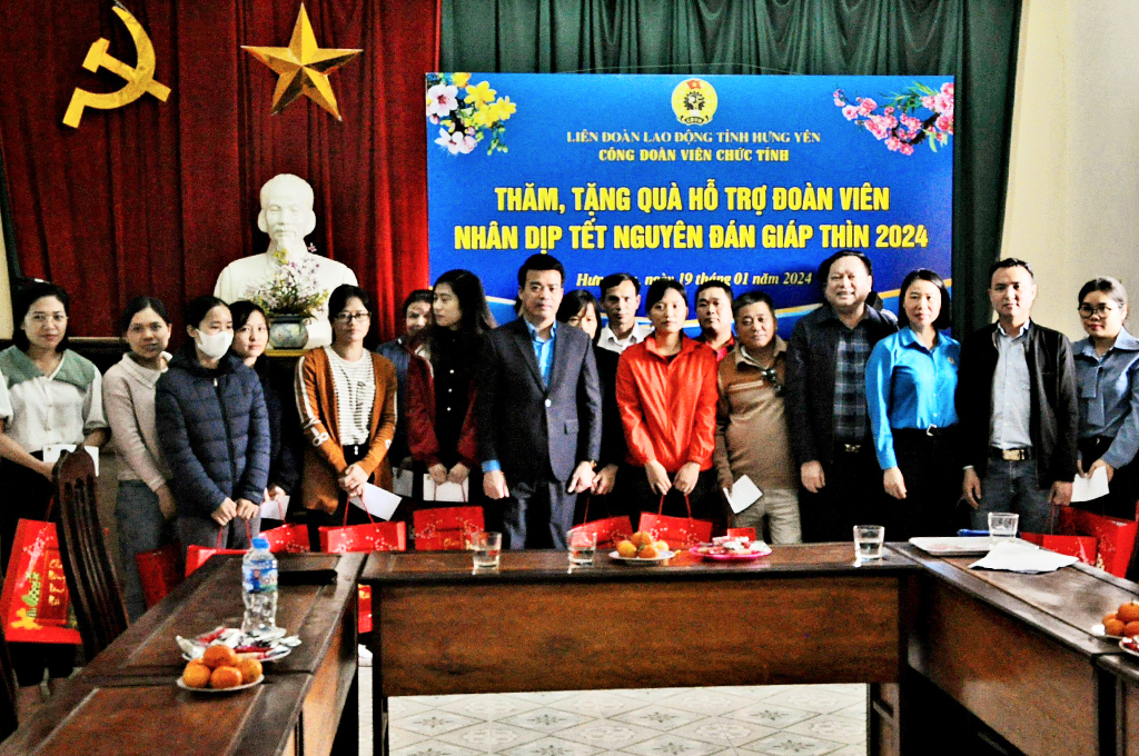 Tặng 70 suất quà Tết hỗ trợ đoàn viên, người lao động có hoàn cảnh đặc biệt khó khăn