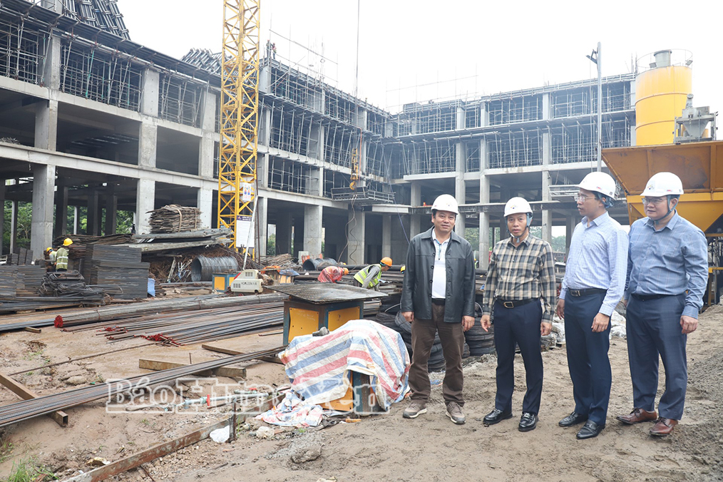 Đồng chí Phó Chủ tịch UBND tỉnh Lại Văn Hoàn kiểm tra tiến độ triển khai thực hiện một số dự án nhà ở xã hội 